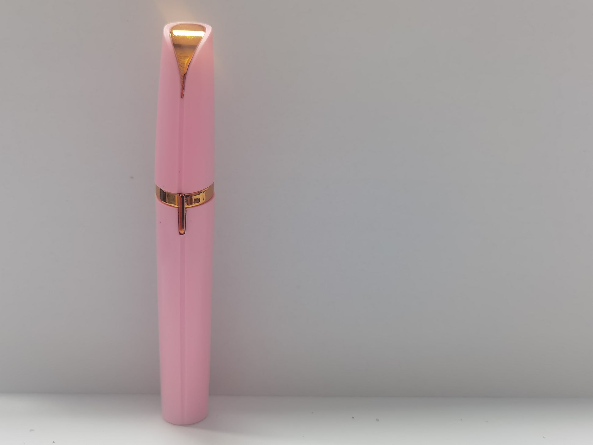 ZyraBeauty Mini Electric Eyebrow Trimmer – Painless Lipstick-Style Razor with LED Light & 18K Gold-Plated Head for Precise, Gentle Hair Removal