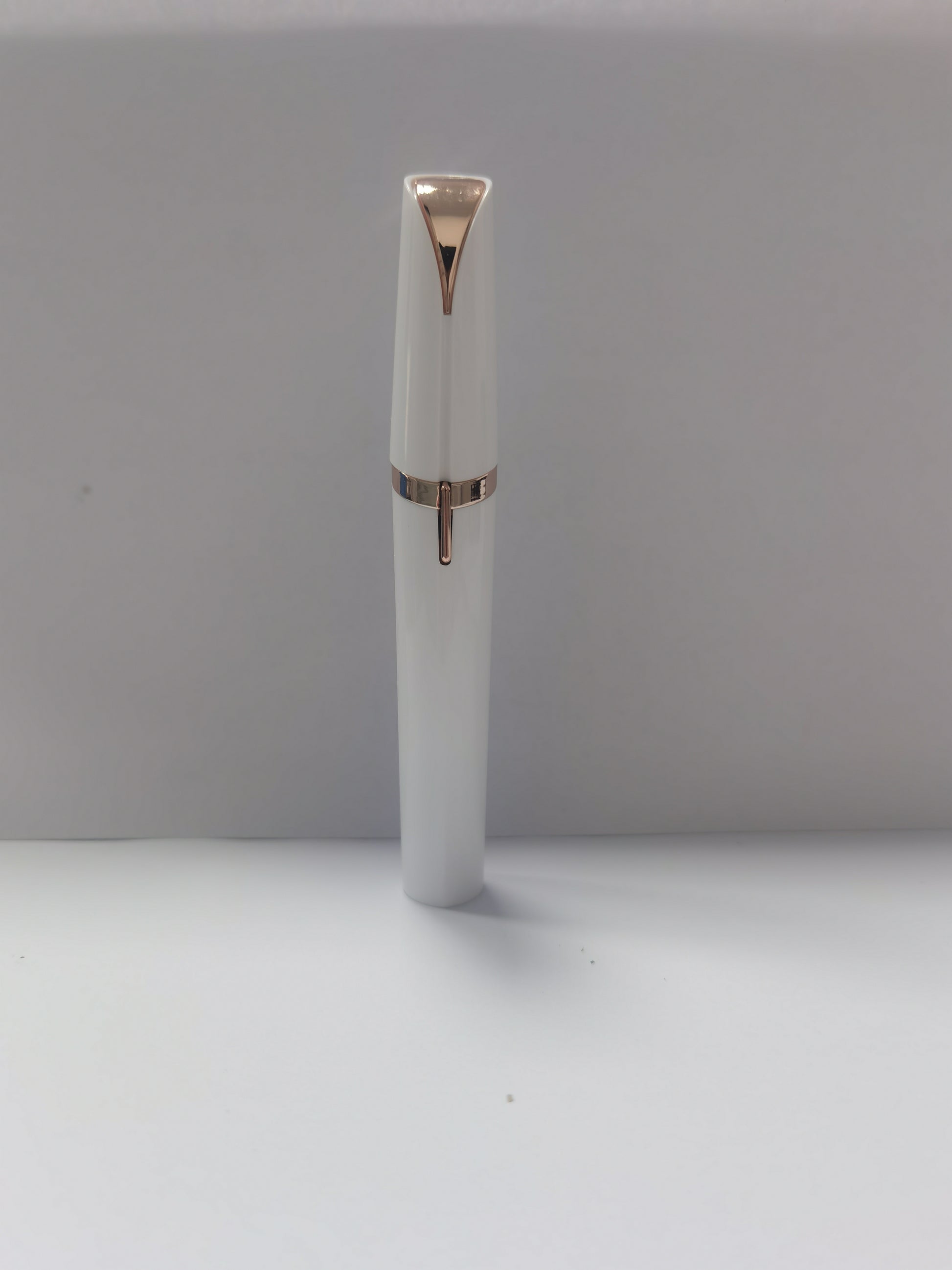 ZyraBeauty Mini Electric Eyebrow Trimmer – Painless Lipstick-Style Razor with LED Light & 18K Gold-Plated Head for Precise, Gentle Hair Removal