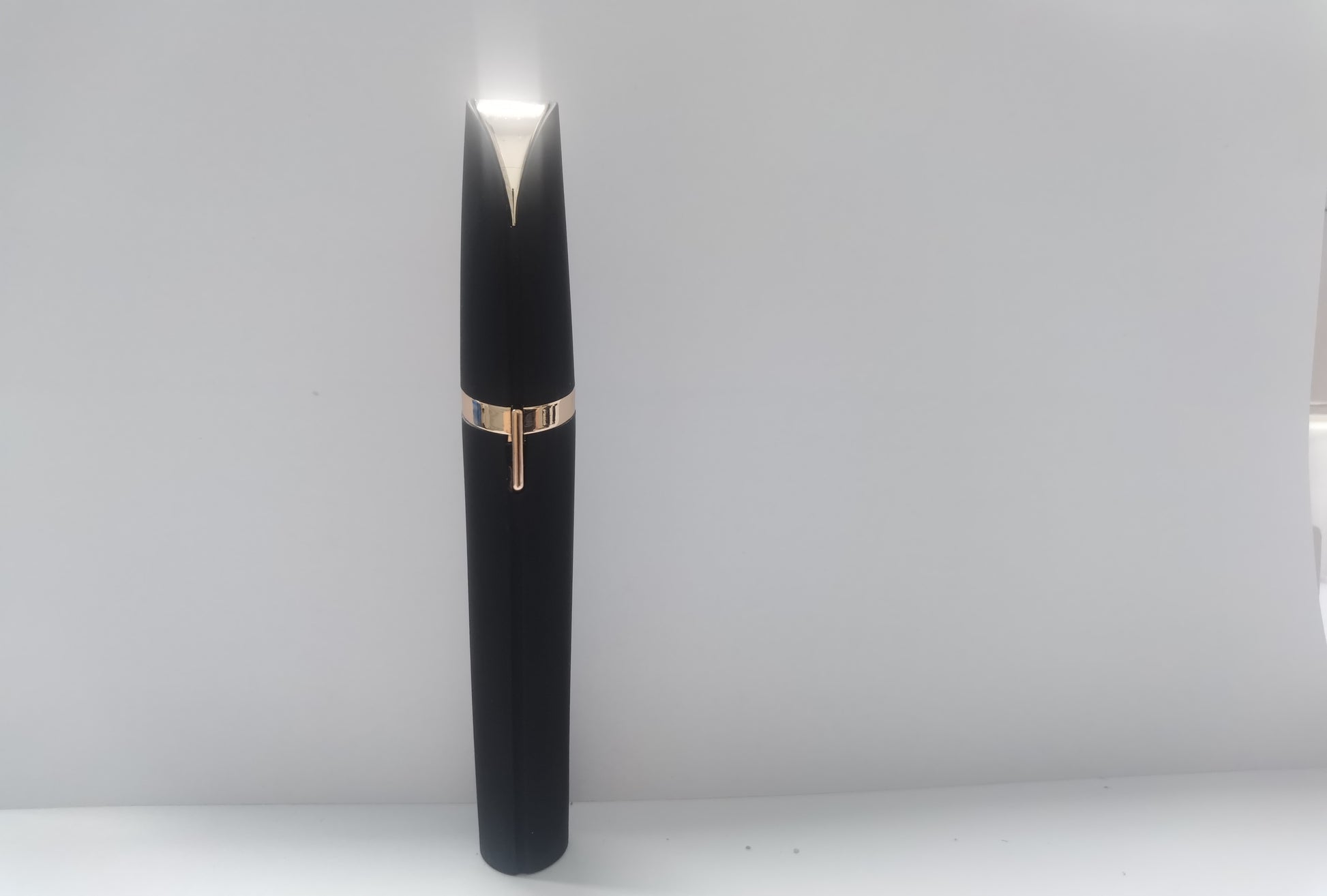 ZyraBeauty Mini Electric Eyebrow Trimmer – Painless Lipstick-Style Razor with LED Light & 18K Gold-Plated Head for Precise, Gentle Hair Removal